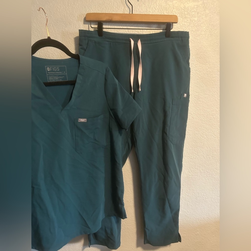 Figs two piece scrub set - Picture 3 of 12